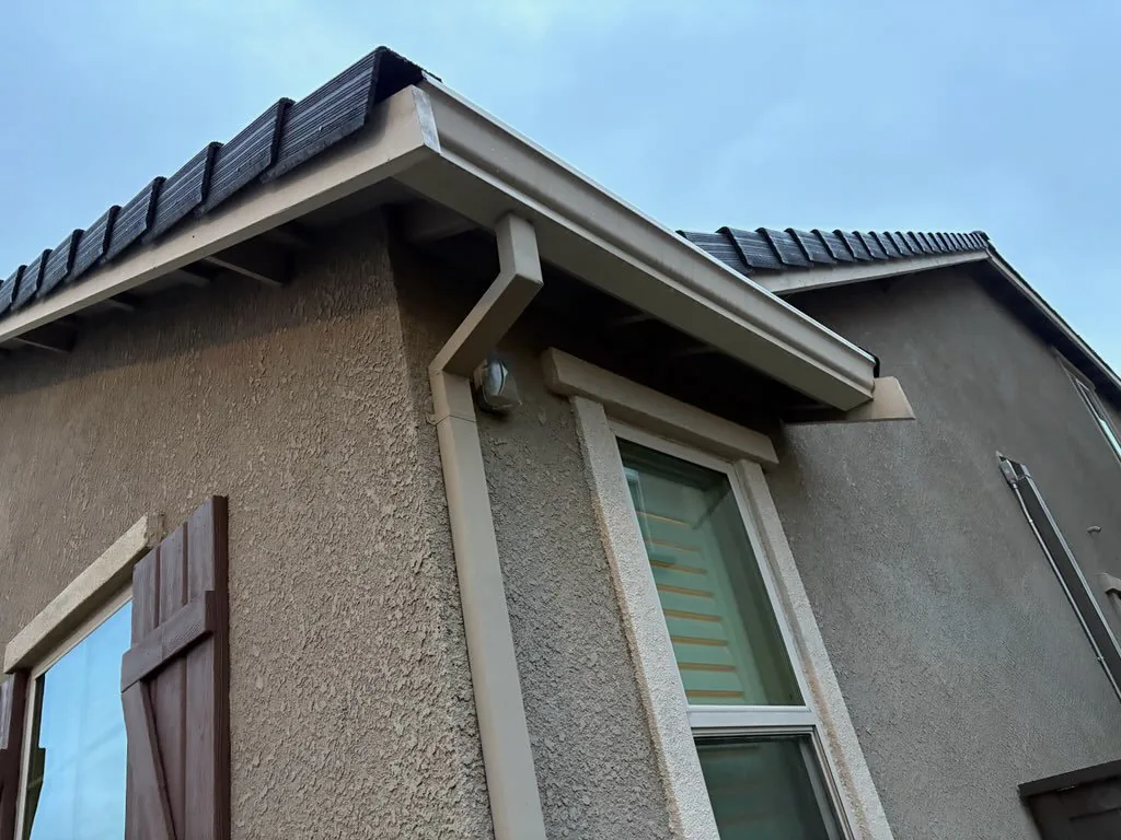Tan seamless gutter corner blending into the fascia on a Sacramento home